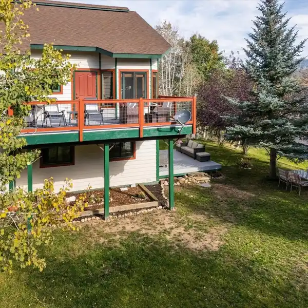 MOUNTAIN LIVING WITH IN-TOWN CONVENIENCES