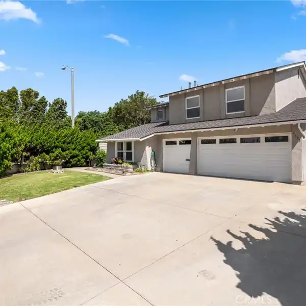 WELL-MAINTAINED IDEAL FAMILY RETREAT