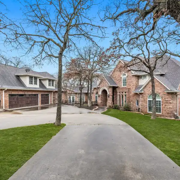 STUNNING LAKE LEWISVILLE ESTATE