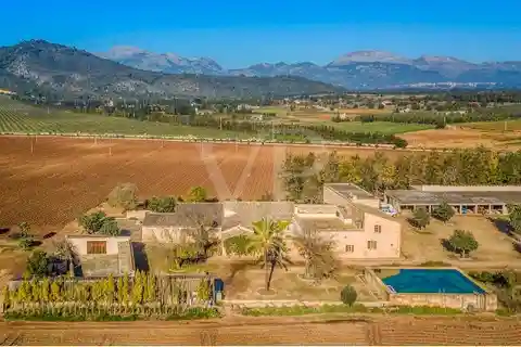Large Rustic Finca with Agriculture Between Inca and Llubí