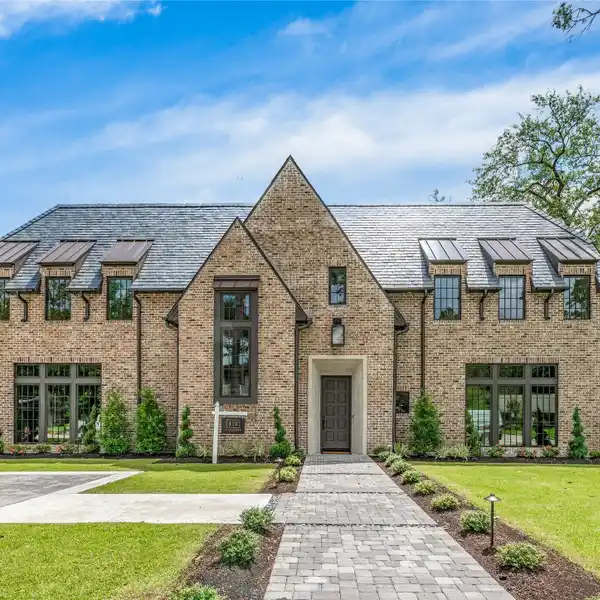 ARCHITECTURAL MASTERPIECE IN CLOSE-IN MEMORIAL