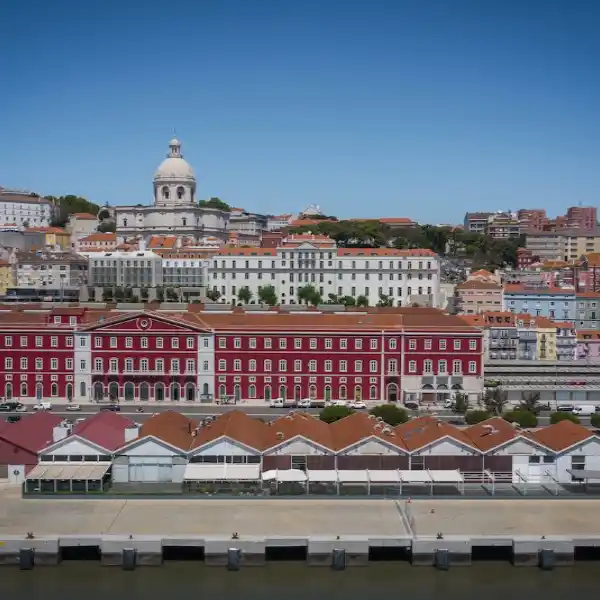 UNIQUE SEVEN-BEDROOM RESIDENCE