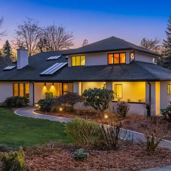 EXQUISITE NORTHWEST CONTEMPORARY ESTATE ON FIVE PRIVATE ACRES