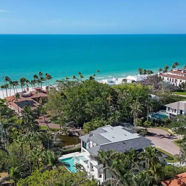 STRIKING NEW HOME IN A UNIQUE BEACHFRONT ENCLAVE