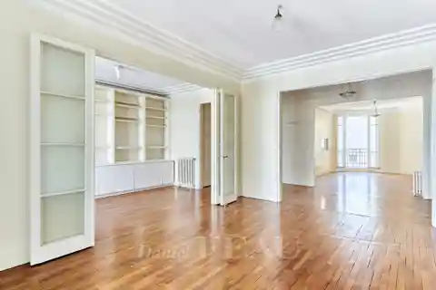 Bright and Peaceful Apartment in an Art Deco Building