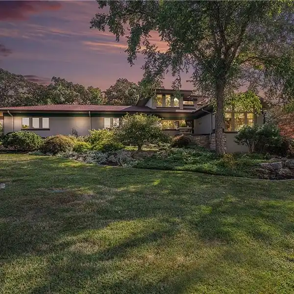 A RARE COMBINATION OF SPACE AND LUXURY