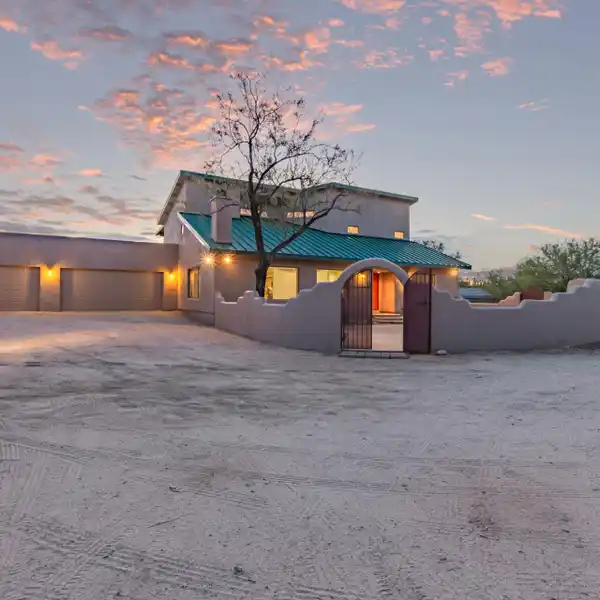 PRIVATE DESERT OASIS WITH GUESTHOUSE AND POOL