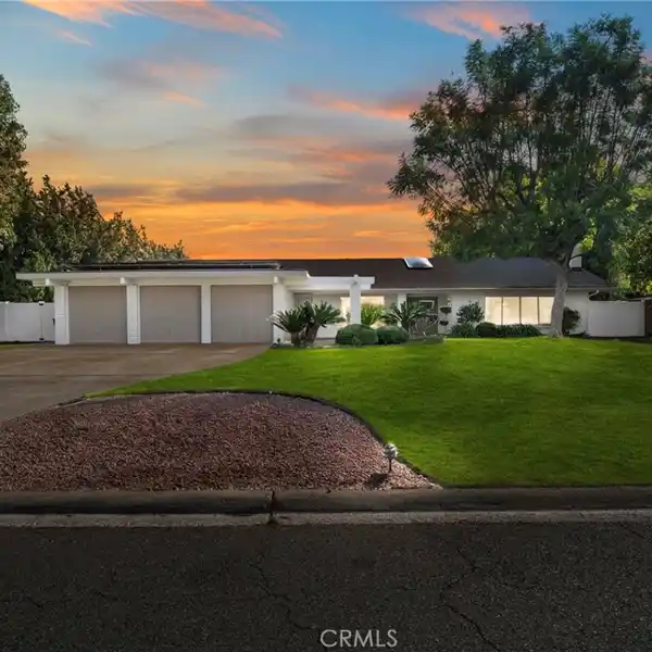 ELEGANT MID-CENTURY ESTATE WITH BEAUTIFULLY LANDSCAPED GROUNDS
