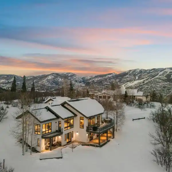 THE PINNACLE OF REFINED MOUNTAIN LIVING