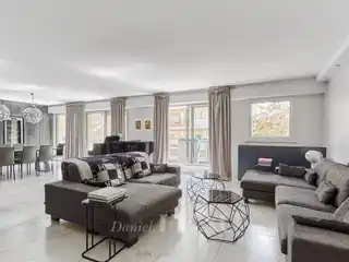 Spacious Family Apartment Overlooking Peaceful Gardens