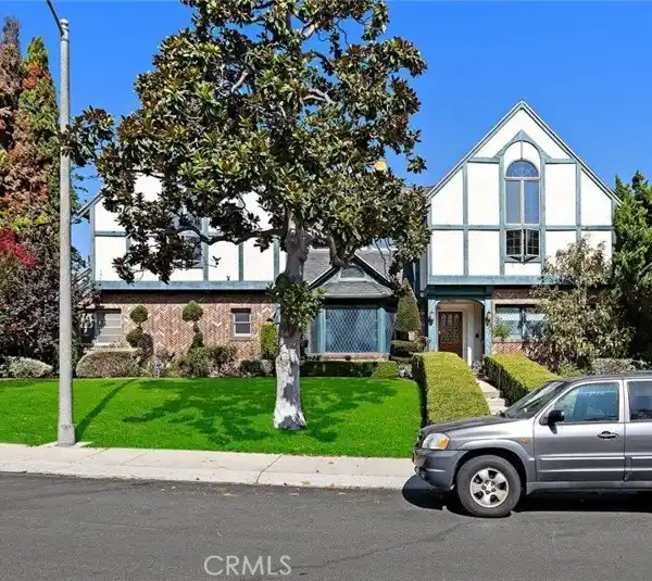 BEAUTIFULLY CRAFTED RESIDENCE IN PREMIER KENTWOOD