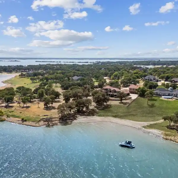 PREMIER LAKEFRONT ESTATE NEAR DALLAS
