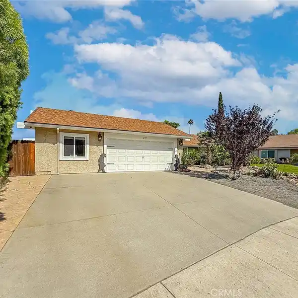 BEAUTIFULLY MAINTAINED SINGLE-STORY HOME ON A SPACIOUS LOT