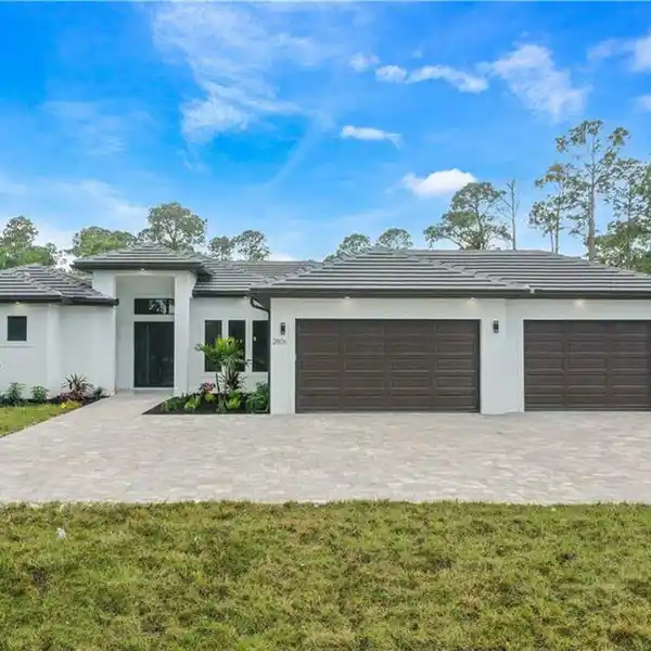 LUXURY LIVING IN GOLDEN GATE ESTATES