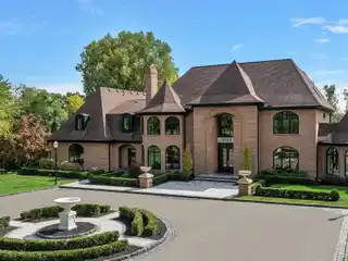 Extraordinary Lakefront Estate