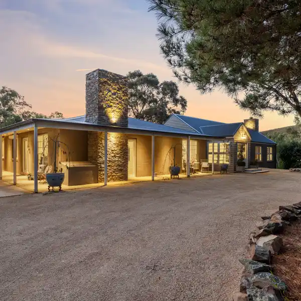 SOPHISTICATED COUNTRY HOMESTEAD