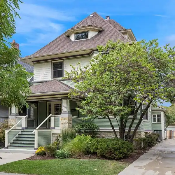 STUNNING PRAIRIE-STYLE HOME WITH PANORAMIC DECK & HOT TUB