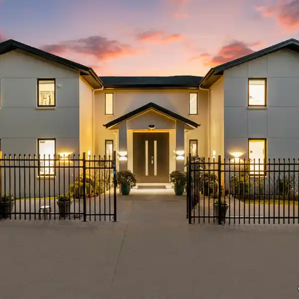 LUXURY ESTATE WITH INDOOR POOL AND BUSH VIEWS