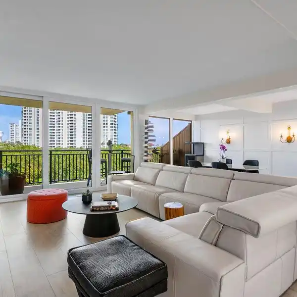 SPACIOUS FULLY RENOVATED PENTHOUSE