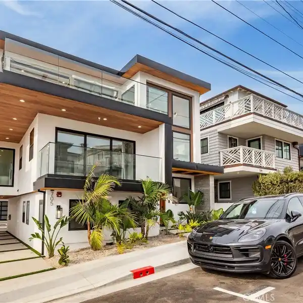 COASTAL MODERN TOWNHOME