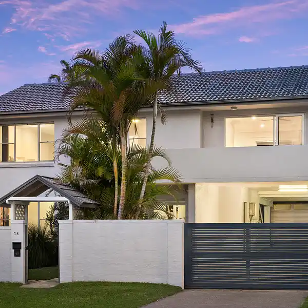 LAID-BACK BEACH LIFESTYLE IN SUNLIT SANCTUARY