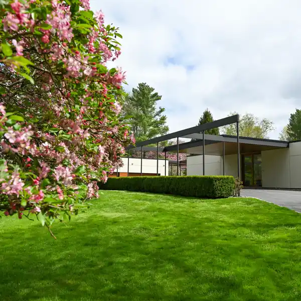 STRIKING CONTEMPORARY HOME