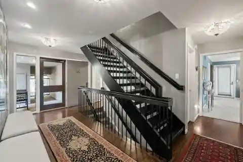 Luxury Detached Condo in Prestigious Area