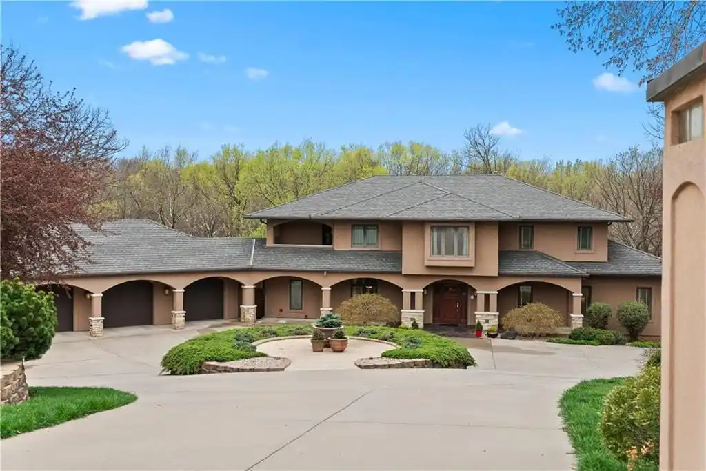Show-stopper in Stone Creek Estates