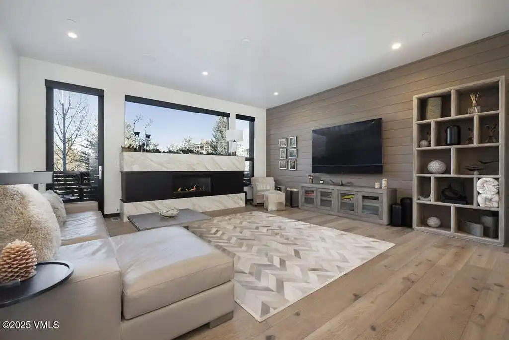Modern Townhome Blending Luxury and Convenience