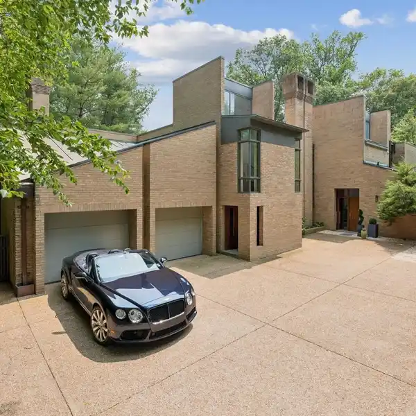 STUNNING MID-CENTURY MODERN HOME ON THE GOLD COAST