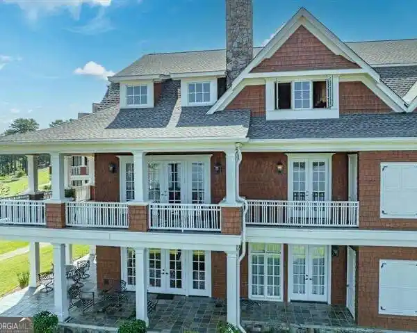 LUXURY LIVING AT LAKE SINCLAIR