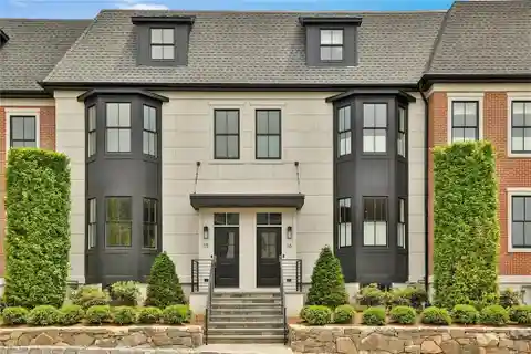 High-End Townhome in Exclusive Armonk Close