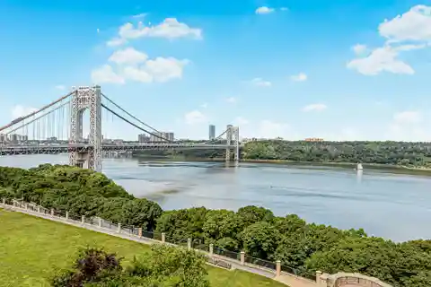 Spacious Three-Unit Combination in Idyllic Castle Village