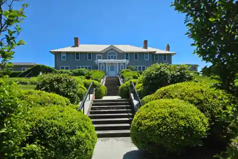 Prime East Hampton Oceanfront Compound for Lease