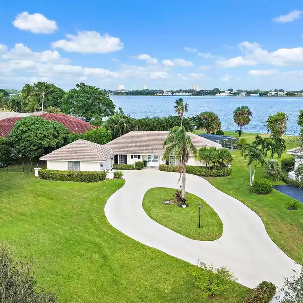 TOTALLY RENOVATED HOME OVERLOOKING LAKE MANGONIA