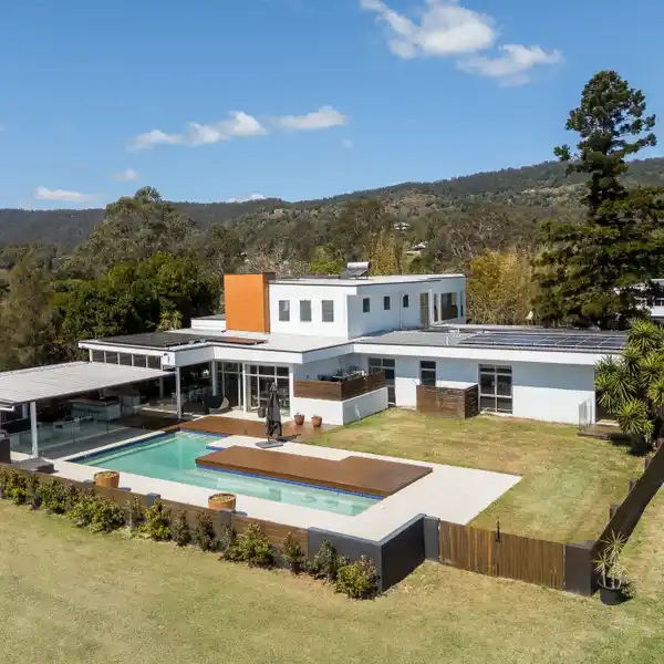 EXCEPTIONAL ESTATE ON A PEACEFUL CUL-DE-SAC