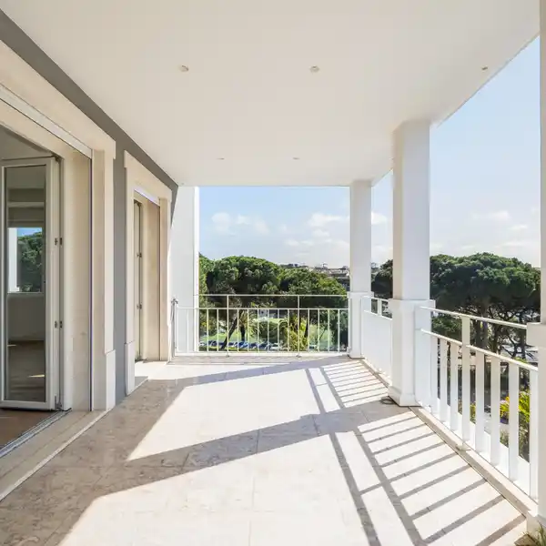 THREE BEDROOM APARTMENT IN A RENOVATED BUILDING