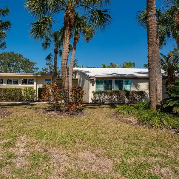 FULLY REMODELED VILLA IN WHISPERING SANDS