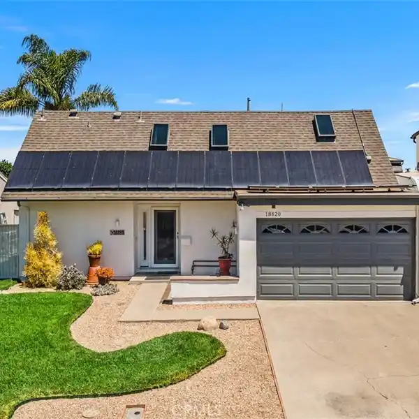 MODERN CENTURY PARK HOME WITH POOL