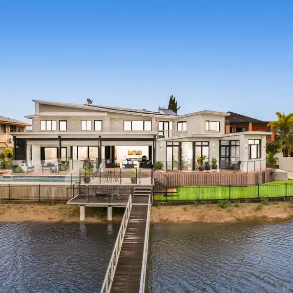 THE EPITOME OF LUXURIOUS WATERFRONT LIVING