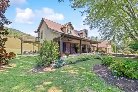 Cozy Rustic Retreat