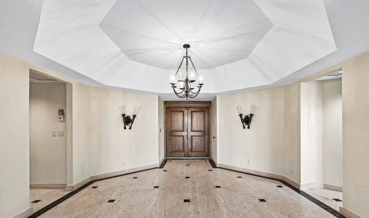 Amazing Penthouse at the Top of Sloans Curve