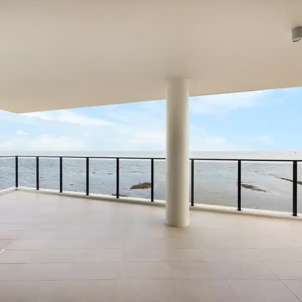 EXQUISITE SUB-PENTHOUSE IN THE BRAND-NEW AQUA APARTMENTS BUILDING