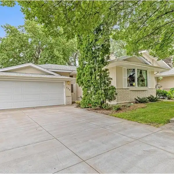 LAKEFRONT RETREAT IN PRIME LOCATION