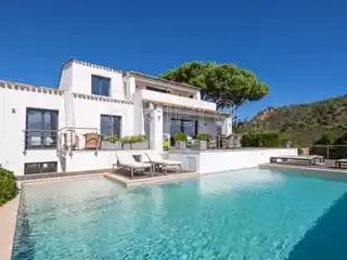Modern Luxury Villa with Panoramic Mediterranean Views