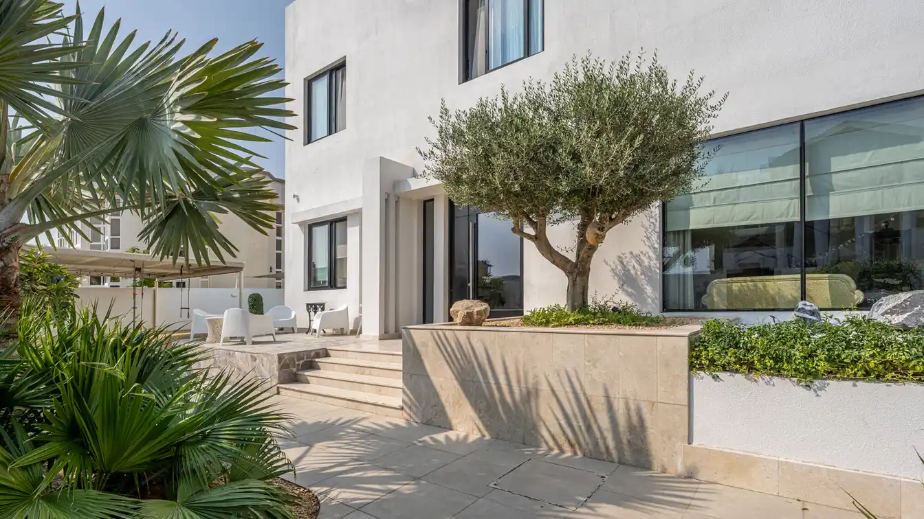 Beautiful Seven Bedroom Home in Umm Al Sheif
