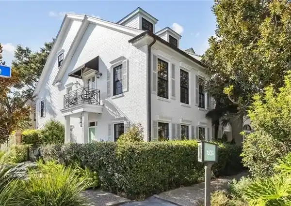 ELEGANCE AND CONVENIENCE IN UPTOWN