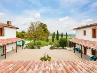 Unique Property Overlooking the Valley