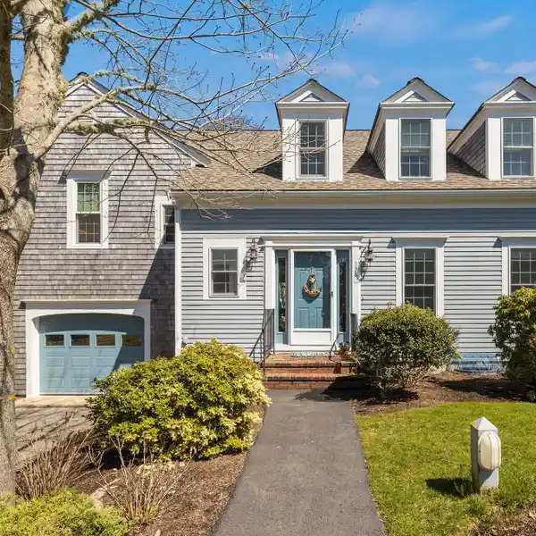 STUNNING TOWNHOME-STYLE CONDOMINIUM