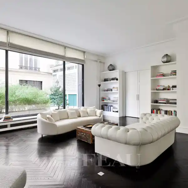 LOVELY FIRST FLOOR APARTMENT OVERLOOKING COURTYARD
